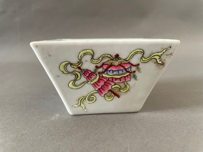 null CHINA - 20th century

A quadrangular porcelain bowl decorated in polychrome...