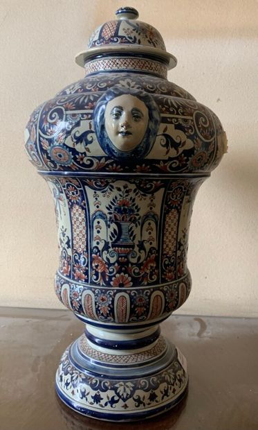  Important vase en faïence de forme balustre couvert les prises en forme de têtes...