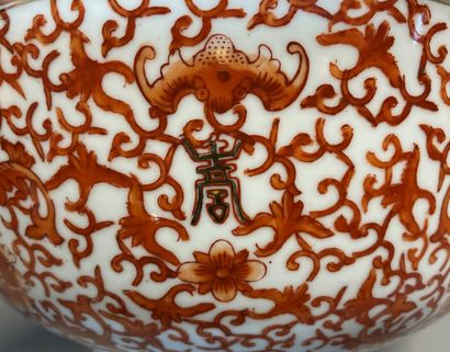 null Bol en porcelaine à décor de corail et caractères chinois. 

Chine moderne....
