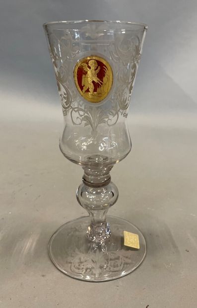 null Verre en verre gravé de rinceaux à décor de médaillons doré représentant des...