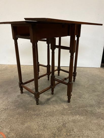 null Mahogany gateleg table with shutters.

English work of the 19th century.

69...