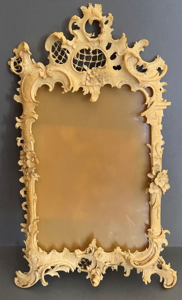 null A carved ivory frame with flowers and foliage. 

Italy, late 19th - early 20th...