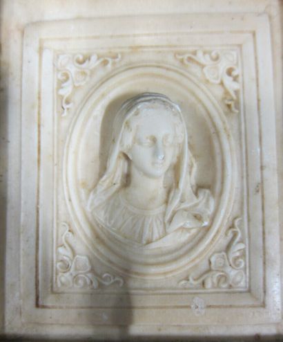 null 
Paire de médaillons ovales en albâtre sculpté en bas relief :



Portraits...