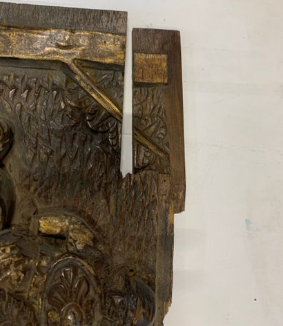 null Large patinated wood panel carved in bas-relief with a battle scene. 

19th...