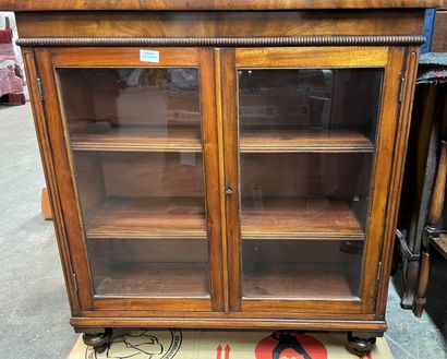null Small mahogany veneered display cabinet with curved legs, 

Directoire style.

90...