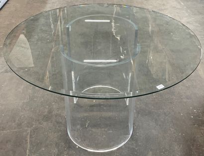  Table de salle à manger, le pied composé de deux éléments semi-circulaires en Plexiglass,...