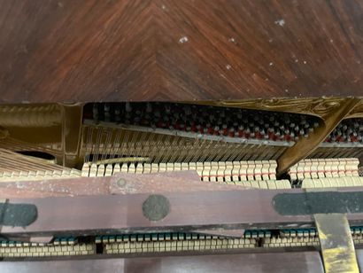 null Rosewood veneer upright piano, GAVEAU brand.

Metal frame, crossed strings.

127...