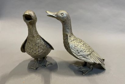 null Pair of ducks in silver plated metal

H : 26 cm

A silver plated partridge forming...
