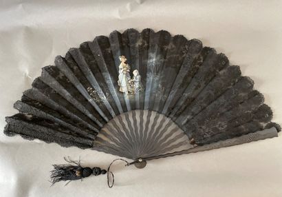 null Fan with blackened wood frame chiselled with floral motifs, lace leaf and tulle...