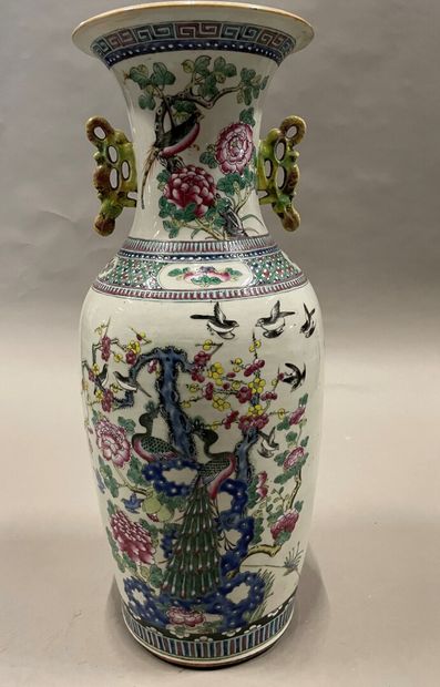 null Important vase balustre en porcelaine à décor émaillé polychrome dans les émaux...