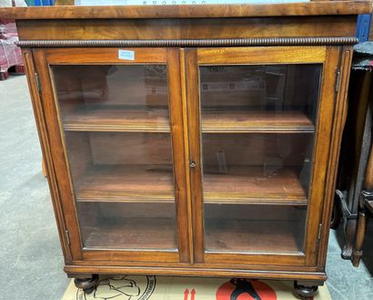 null Small mahogany veneered display cabinet with curved legs, 

Directoire style.

90...