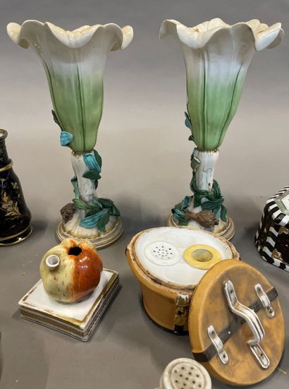 null Ensemble de faïences décoratives comprenant :

une paire de vases à motifs de...