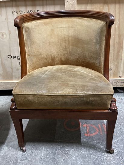 null Mahogany armchair with a hemispherical gondola back finished in swan heads,...