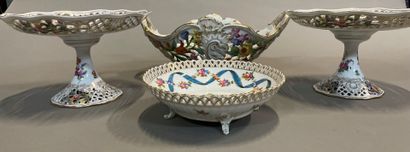 null Corbeille, deux présentoirs et une coupe en porcelaine ajourée de Dresde à décor...