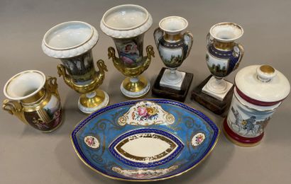 null Lot de porcelaine : 

Une paire de vases à anses en cols de cygnes et décorés...