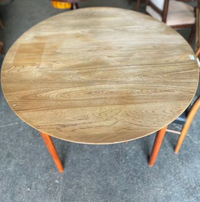 Round teak table with four legs 
Scandinavian work, circa 1960. 
(diameter : 122...