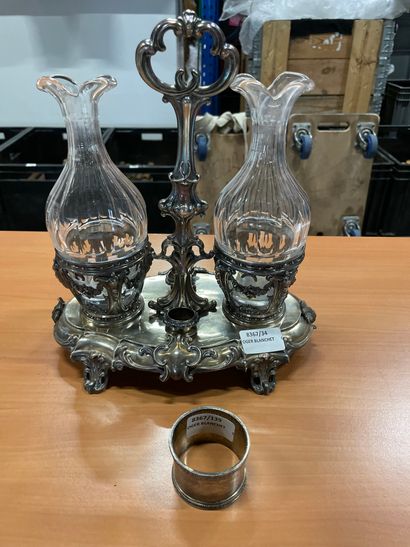 null 
Oil and vinegar cruet in silver with its bottles.




19th century.




Missing...