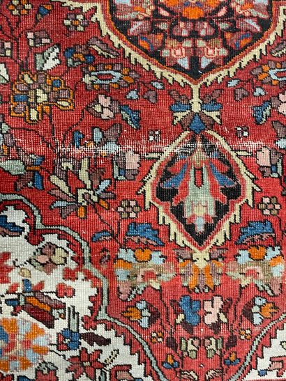 null Petit tapis persan Sarouk, en laine, le champ à décor de médaillon polylobé...