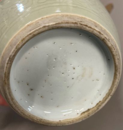 null Trois vases et une théière en porcelaine émaillée Céladon, 

Chine XXème siècle.

H....