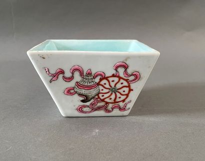 null CHINE - XXe siècle

Coupe quadrangulaire en porcelaine décorée en émaux polychromes...