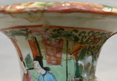 null Un vase en porcelaine de canton à décor de scènes de palais 

H. : 34 cm

Accidents...
