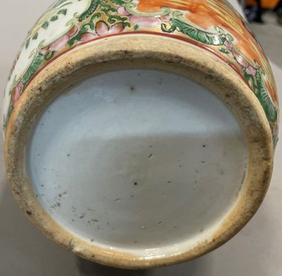 null Un vase en porcelaine de canton à décor de scènes de palais 

H. : 34 cm

Accidents...