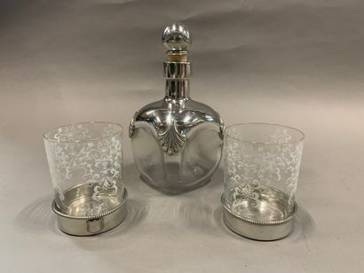  Decanter and two wisky glasses with silver plated frame. 
H. 24 cm