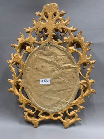 null Oval frame in limewood richly carved with foliage and gilded.

Italy. 

H. 43...