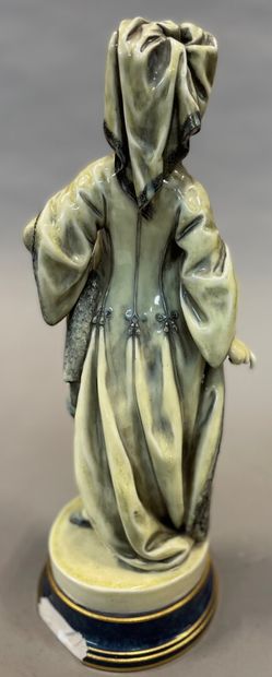  Femme à l'oriental en porcelaine de Sèvres 
Marquée à la base 
H. : 41 cm 
Accidents,...