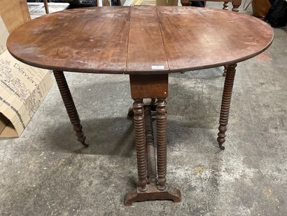 null 
Mahogany shutter table with ringed legs.



70 x 81 x 107 cm



Accidents,...