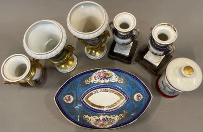 null Lot de porcelaine : 

Une paire de vases à anses en cols de cygnes et décorés...