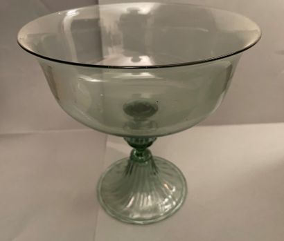 null 
A green glass bowl, the bowl with a flared edge, the foot with bulb on a footouche...