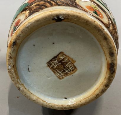 null CANTON

Vase en porcelaine à décor de guerriers et motifs de dragons en relief.

H....