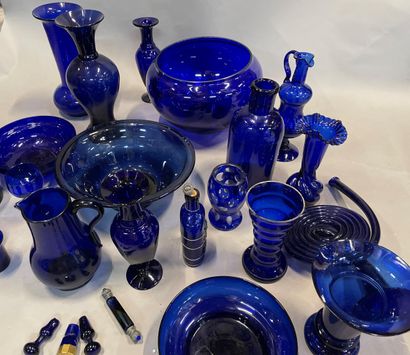  Importante collection de vases, bouteilles, flacons, coupes en verre bleu 
(plusieurs...
