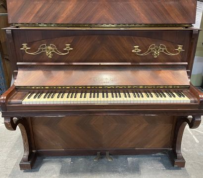 null Rosewood veneer upright piano, GAVEAU brand.

Metal frame, crossed strings.

127...