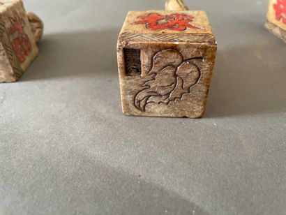 null Set of 12 hard stone seals carved with animals,

H : 6,5 - 7 cm approximate...