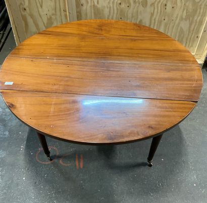 null Mahogany dining table with shutters and six tapered legs on casters. 

19th...