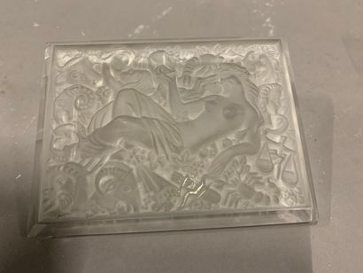 null Small glass box with nymph decoration in light relief.

H. 6 cm - L. : 12,5...