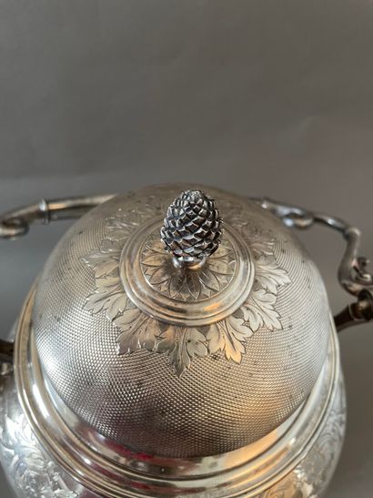 null Théière samovar en métal argenté ciselé d'un décor feuillagé et chiffrée dans...