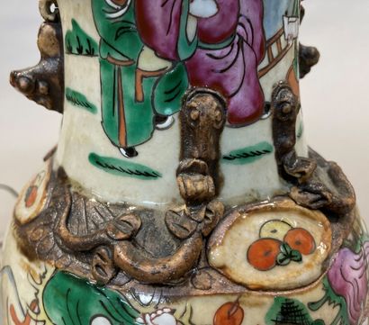 null CANTON

Vase en porcelaine à décor de guerriers et motifs de dragons en relief.

H....