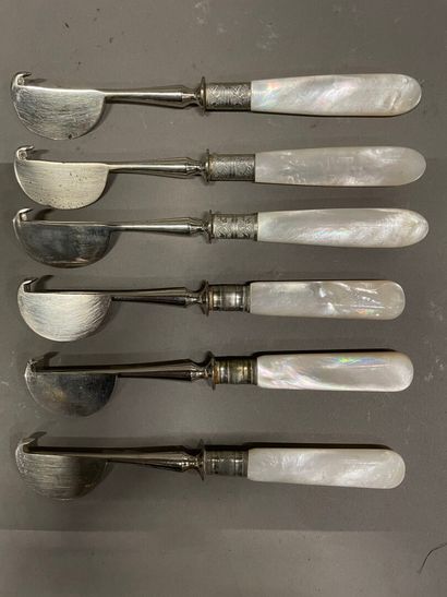 6 fruit knives with mother-of-pearl handles,...