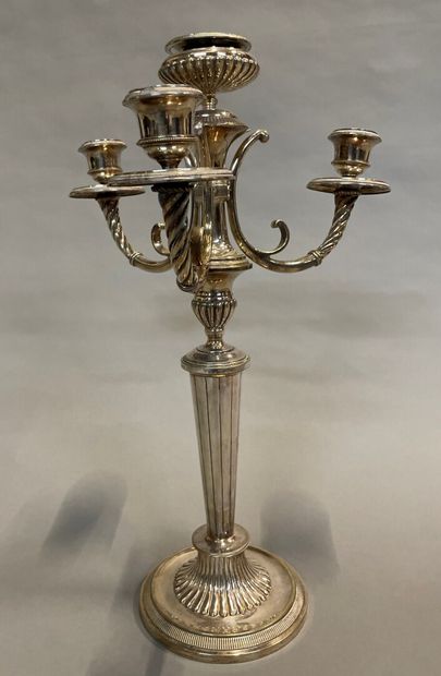 null Important flambeau à quatre lumières en bronze argenté. 

Style Louis XVI. 

H....