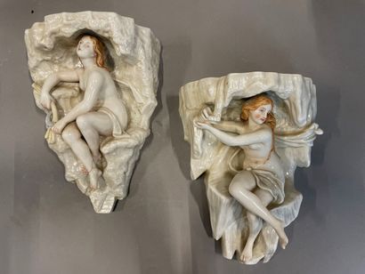 null Pair of Belleek enamelled porcelain brackets with female allegories. 

Manufacture...