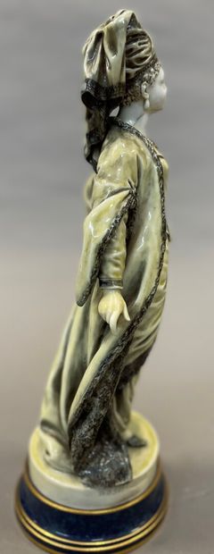  Femme à l'oriental en porcelaine de Sèvres 
Marquée à la base 
H. : 41 cm 
Accidents,...