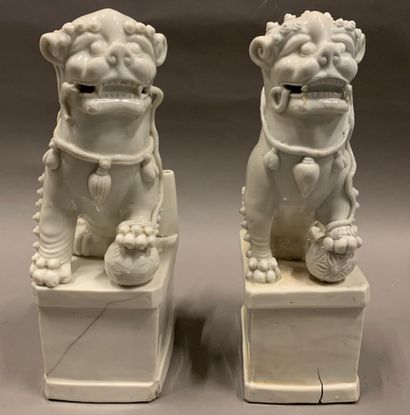 null 
Two porcelain chimeras holding a ball.




China, late 19th century

mounted...