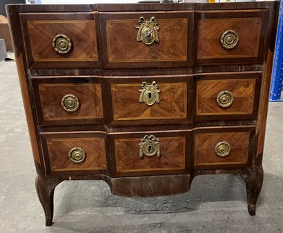 null 
Veneer chest of drawers with five drawers on three rows



Transitional period.



Black...