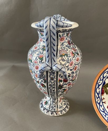 null GIEN 

-Vase en faïence à deux anses décor peint de boteh et fleurs,

H : 298...