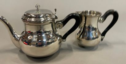  Lot of silver plated metal: Christofle shaker and bouquet holder, dishes, pair of...