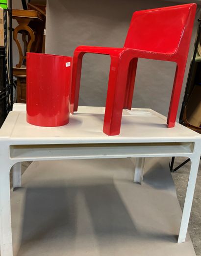 Marc BERTHIER, Ozoo model 
Child's desk and chair in white and red polyester. 
Around...
