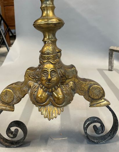 null Pair of bronze andirons of baluster shape decorated with women's masks. 

Louis...